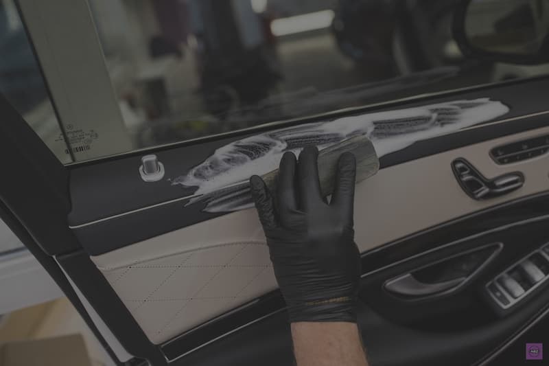 Náš tým při práci na čistění interiéru vozidla